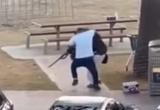 El momento de la heroica acción de un civil que desarmó a uno de los terroristas en Australia | VIDEO