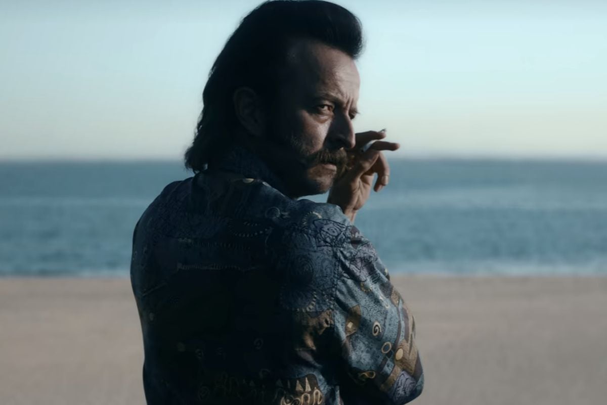 Rafa Fumando un cigarro en una escena de Griselda. Él es interpretado por Camilo Jiménez Varón, quien no duda en convertirse en un narcotraficante (Foto: Netflix)