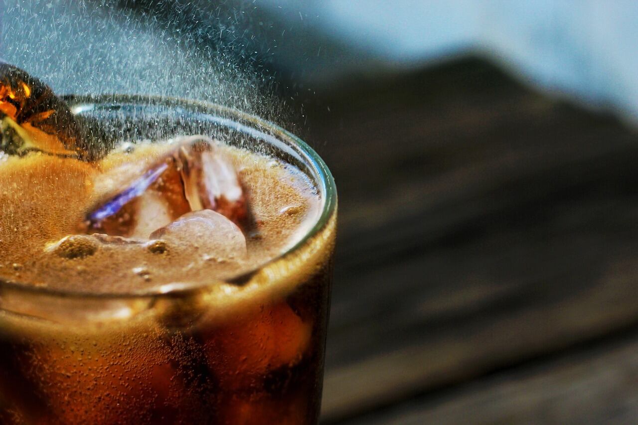 Las bebidas carbonatadas tampoco son buena idea, ya que pueden causar hinchazón y molestias estomacales. (Foto referencial: Pixabay)