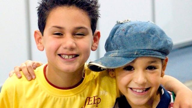 Alejandro Speitzer y Danna Paola en “Amy la niña de la mochila azul” (Foto: Instagram)