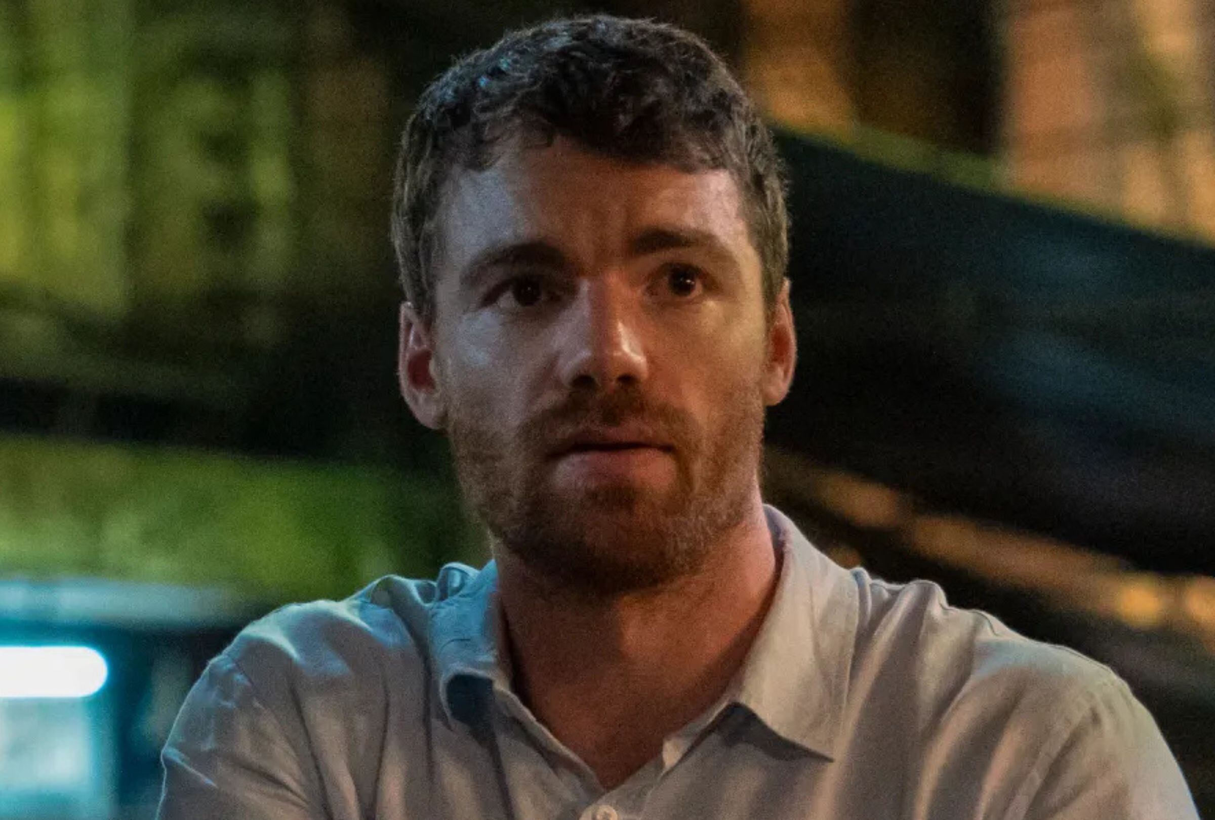 A lo largo de "El agente nocturno”, el actor estadounidense Gabriel Basso interpreta al protagonista Peter Sutherland (Foto: Netflix)