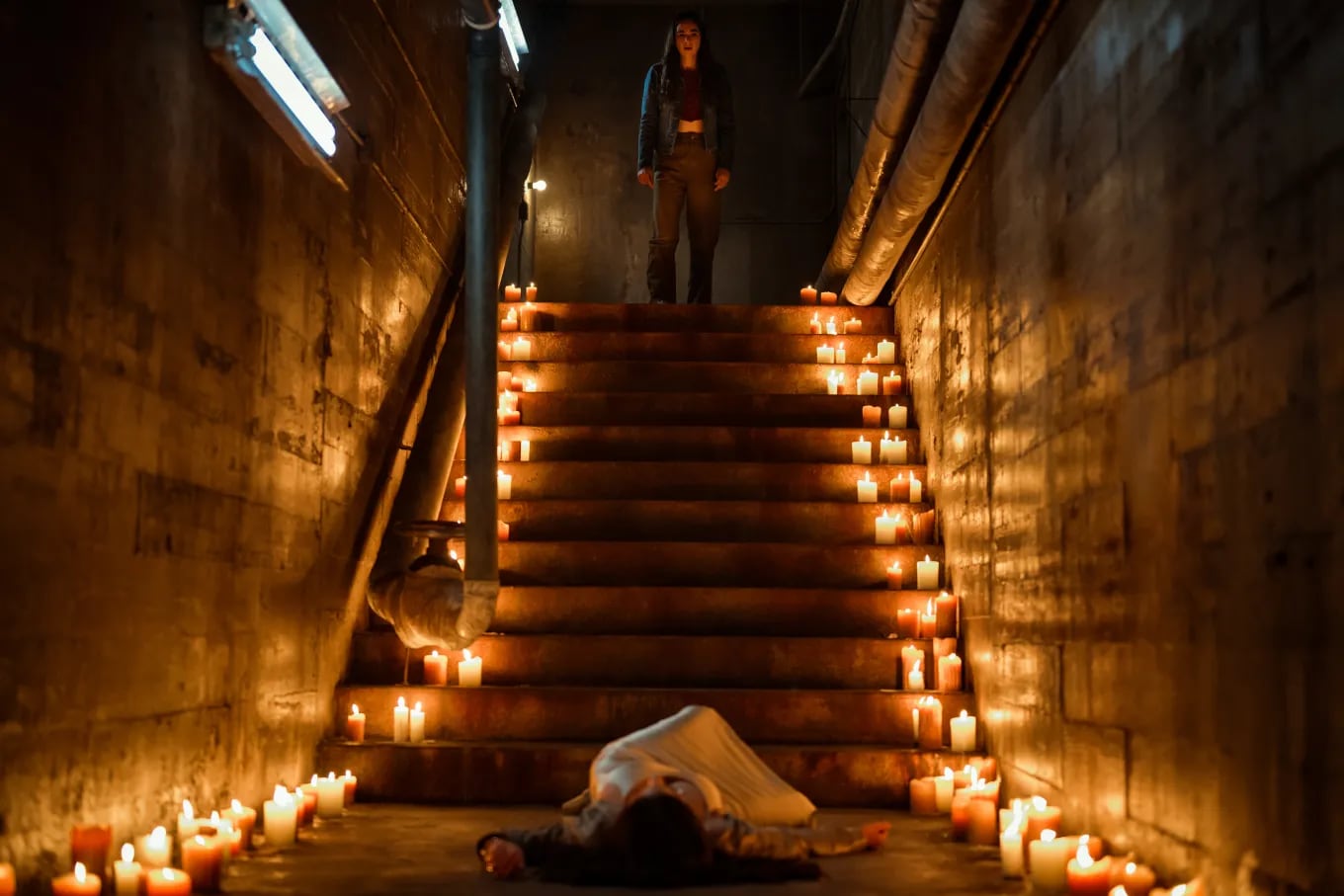 Sarah Desjardins como Callie Sadecki y Simone Kessell como Lottie en el final de la temporada 3 de "Yellowjackets" (Foto: Showtime)