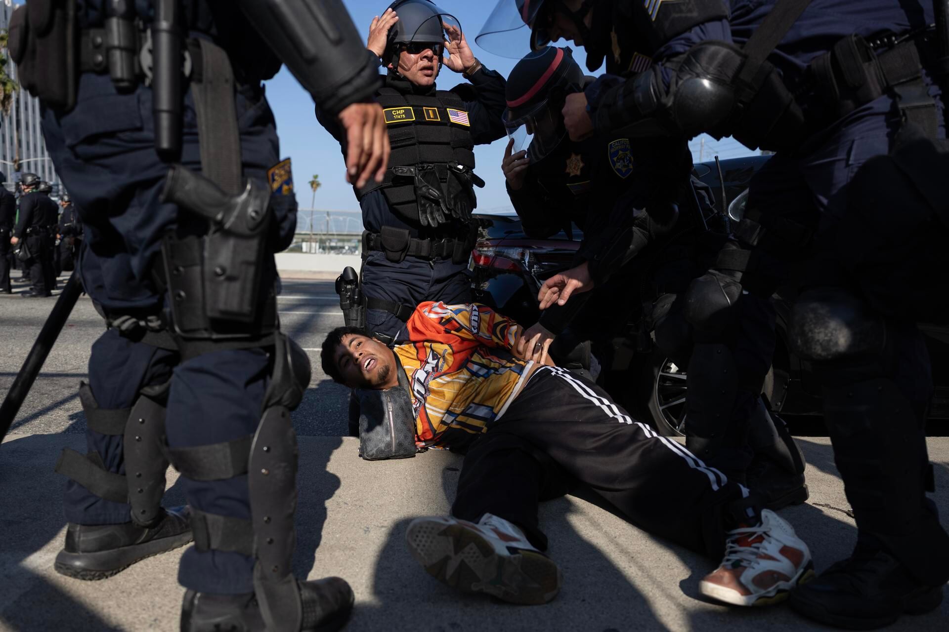 Un manifestante es arrestado durante las protestas provocadas por las redadas migratorias en Los Ángeles, California. (EFE/ Allison Dinner).