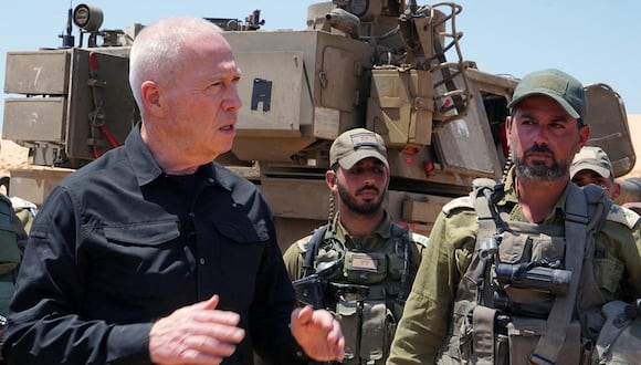 El ministro de Defensa israelí, Yoav Gallant, junto a soldados durante una visita a una posición a lo largo de la frontera con la Franja de Gaza, en el sur de Israel, cerca de Rafah, el 7 de mayo de 2024. (Foto del Ejército israelí / AFP)