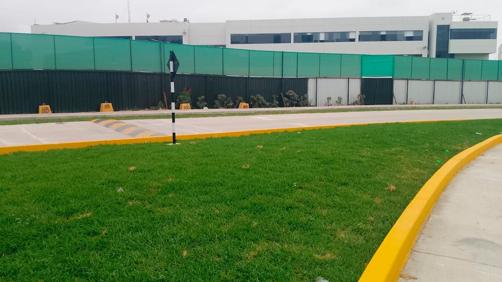 La Municipalidad de Lima tuvo que intervenir un sector del colegio Hiram Bingham para darle continuidad a la Av. Paseo de la Castellana. (Foto: Emape)