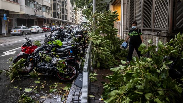 Hong Kong en alerta máxima por supertifón Saola que amenaza el sur de China