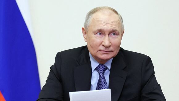 El presidente de Rusia, Vladimir Putin, preside una reunión del Consejo de Seguridad mediante videoconferencia en la residencia estatal Novo-Ogaryovo, en las afueras de Moscú, el 13 de febrero de 2024. (Foto de Alexander KAZAKOV / POOL / AFP)