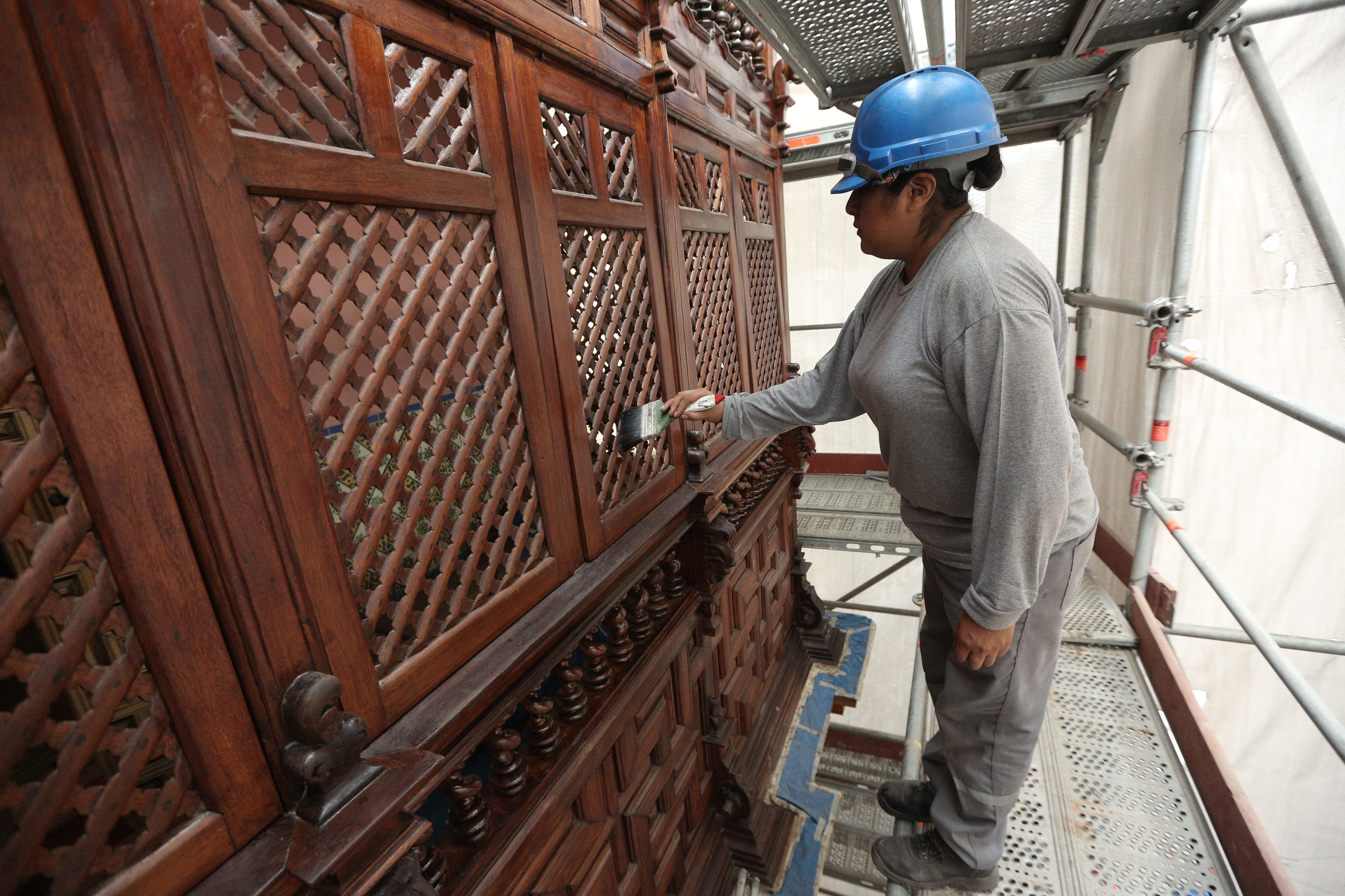 Liberación de suciedad, enmugrecimiento y resequedea de la madera de los dos los balcones de la fachada. Foto: Anthony Niño De Guzmán