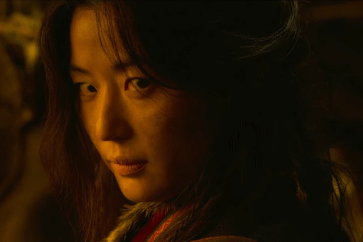 ¿Quién es la misteriosa mujer y por qué vende la planta de resurrección? (Foto: Netflix)