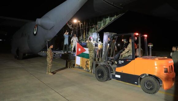 Jordania lanza ayuda médica a un hospital de la Franja de Gaza desde el aire.