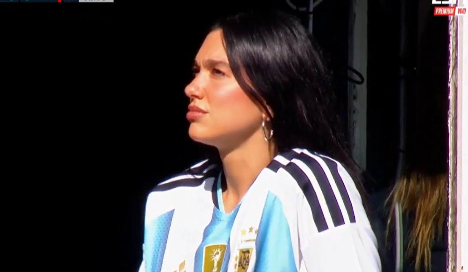 La reconocida cantante aprovechó su estadía en Argentina para asistir al superclásico argentino.
