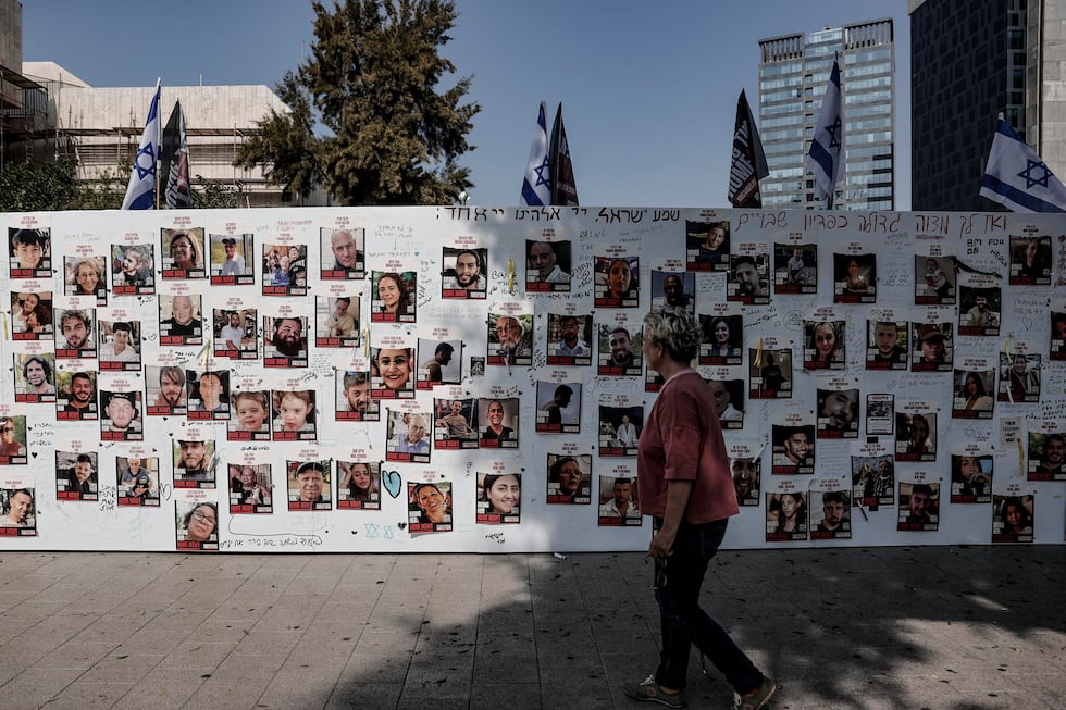 Familiares y amigos de los secuestrados y desaparecidos tras el ataque de Hamas del pasado 7 de octubre se concentran desde hoy en la plaza del Museo de Arte de Tel Aviv, rebautizada por ellos como la plaza de los Rehenes y Desaparecidos, hasta que el primer ministro Benjamin Netanyahu y el ministro de Defensa se reúnan con ellos. Si no se produce esa reunión continuarán con mas protestas, según una nota difundida por el Foro de las Familias de Rehenes y Desaparecidos. EFE/Manuel Bruque/referencial