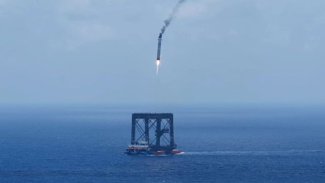SpaceX ya tiene competencia: China recupera por primera vez la primera etapa de un cohete tras el despegue