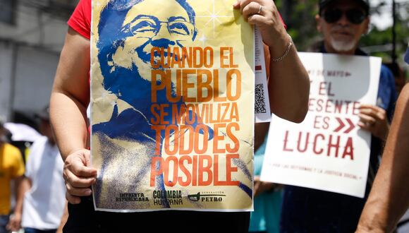 Una mujer sostiene un cartel con la imagen del presidente de Colombia, Gustavo Petro, en una marcha con motivo Día Internacional de los Trabajadores. (EFE/ Luis Eduardo Noriega Arboleda).