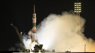 Nave Soyuz llega a la EEI con tres astronautas, pese a fallo