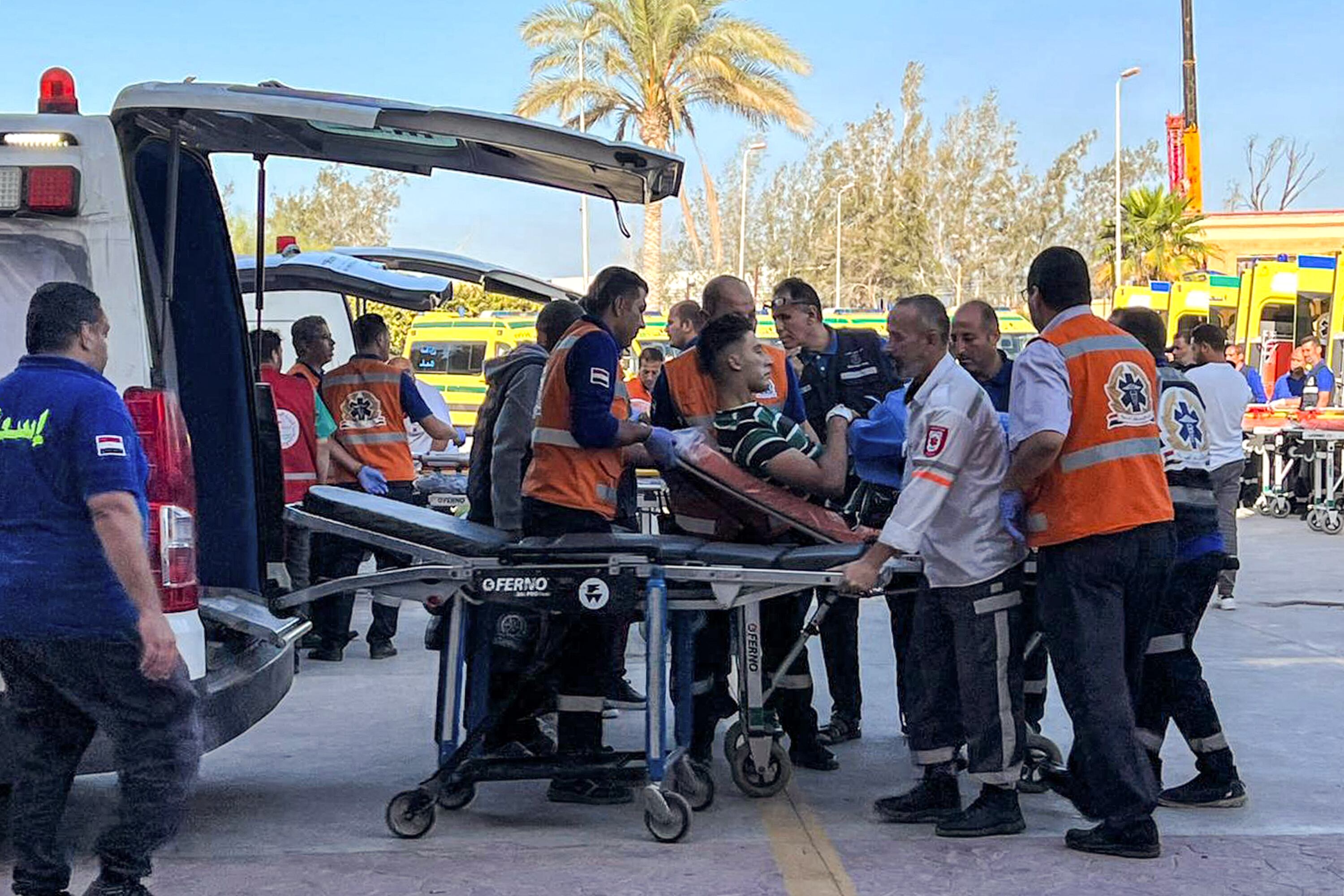Paramédicos egipcios trasladan en una camilla a un palestino herido en el lado egipcio del cruce fronterizo de Rafah con la Franja de Gaza en la provincia nororiental de Sinaí del Norte el 6 de noviembre de 2023, en medio de batallas en curso entre Israel y el movimiento palestino Hamas. (Foto de AFP)
