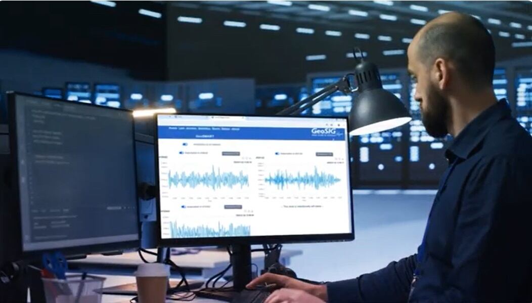 Consiste en una red de sensores que registra los movimientos naturales de una estructura causados por sismos, condiciones climáticas, tránsito de personas, viento o vehículos pesados.