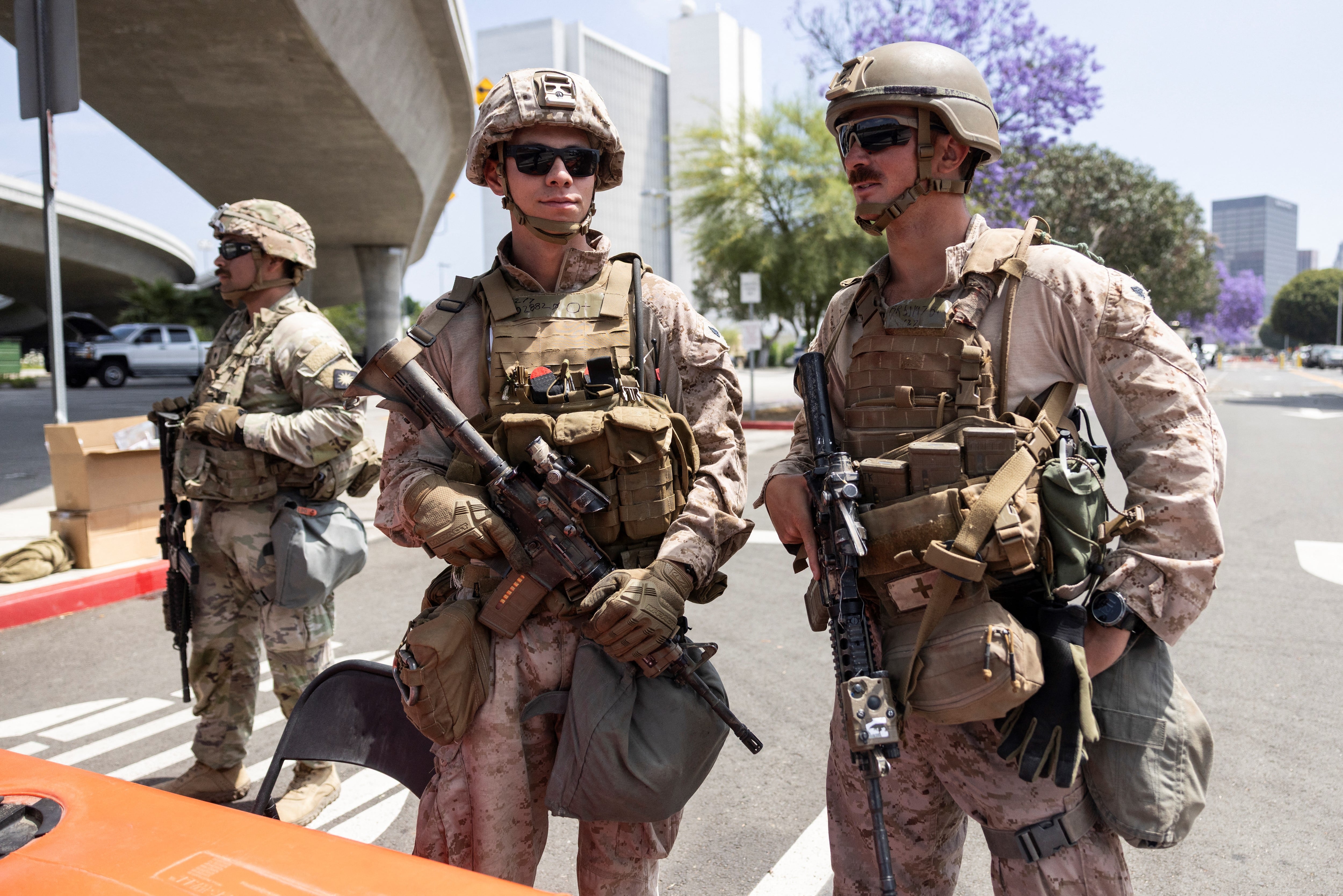 Marines estadounidenses custodian un acceso al Edificio Federal Wilshire en Los Ángeles, California, el 13 de junio de 2025. (Foto de ETIENNE LAURENT / AFP).