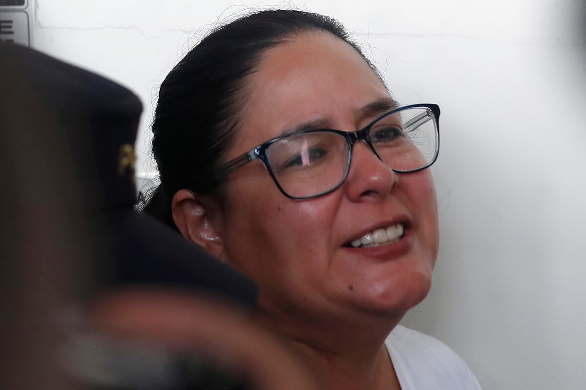La abogada y defensora de derechos humanos, Ruth López, custodiada por agentes policiales al salir de una audiencia en el centro judicial Isidro Menéndez, en San Salvador, El Salvador, el 4 de junio de 2025. (Foto de Rodrigo Sura / EFE)