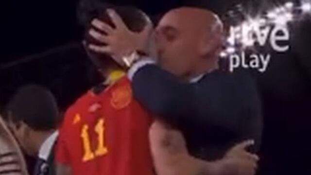 Polémica: presidente de la Federación española besa en la boca a jugadora durante premiación del Mundial Femenino | VIDEO