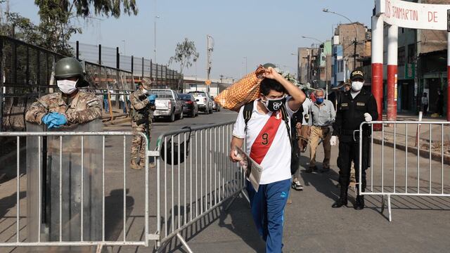 Coronavirus en Perú: comerciantes del mercado de Caquetá se instalan en los alrededores tras cierre