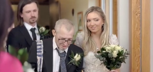 Organizó su boda en un hospicio en 24 horas para que su padre con cáncer terminal pueda acompañarla al altar