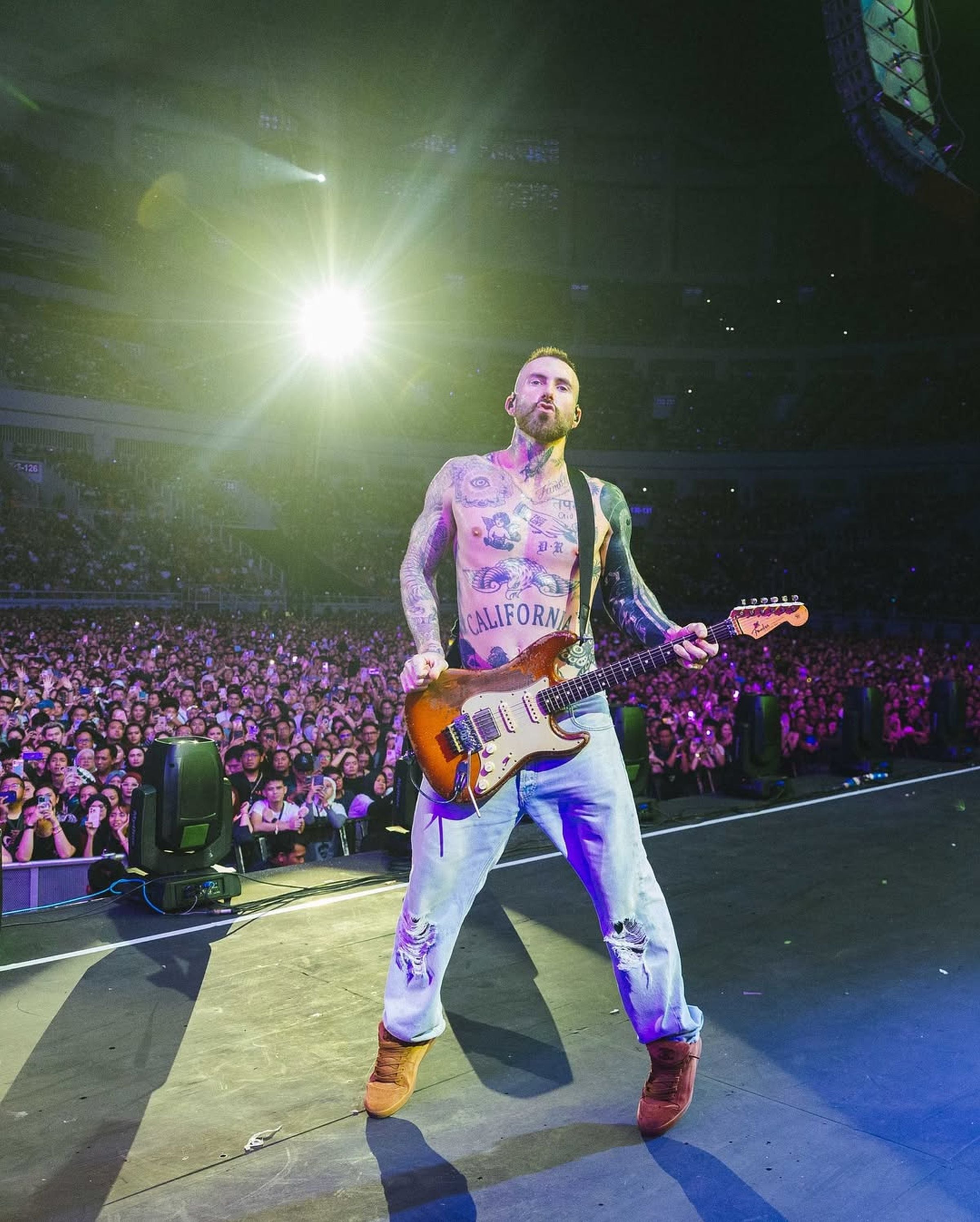 Adam Levine tiene un extenso arte corporal que no ha dudo en lucir durante sus conciertos con Maroon 5. (Foto: @adamlevine / Instagram)