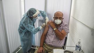 Essalud detalla cómo será la vacunación a adultos mayores de 80 años con dificultad motora 