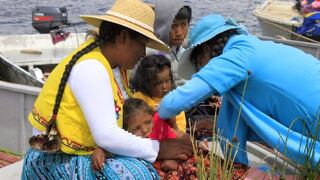 Puno: vacunan contra el sarampión a niños de las islas de los uros