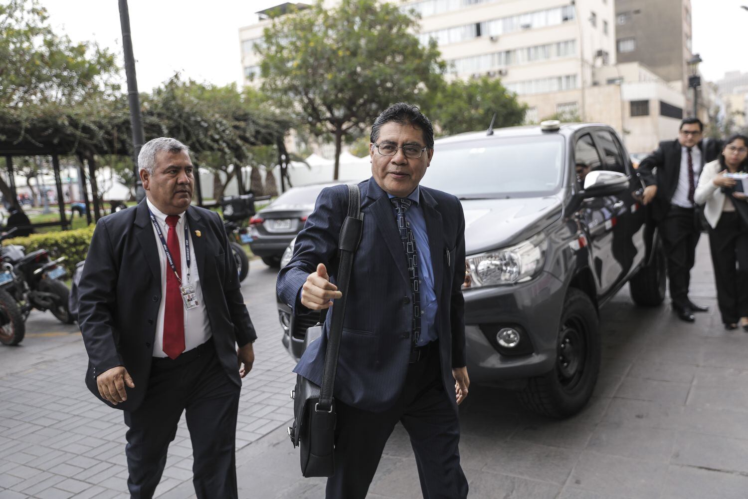 El fiscal Germán Juárez a su ingreso a la audiencia del interrogatorio a Martín Vizcarra. Los fiscales Germán Juárez y Osías Castañeda, representantes del Ministerio Público durante el juicio de Martín Vizcarra. Foto: GEC / CSNJPE
