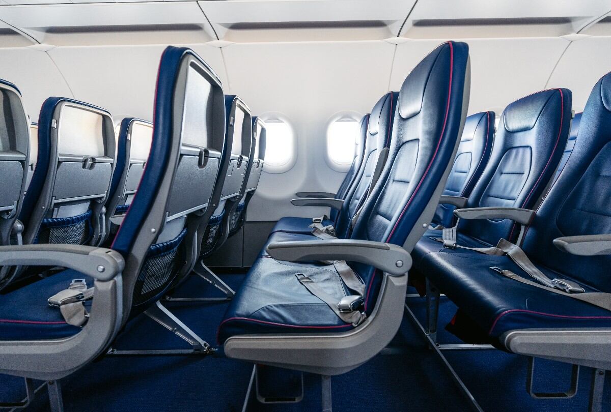 El secreto mejor guardado de una azafata para viajar en avión: cómo conseguir una fila para ti solo y disfrutar de una doble ración de comida. (Foto referencial: urbazon / iStock)