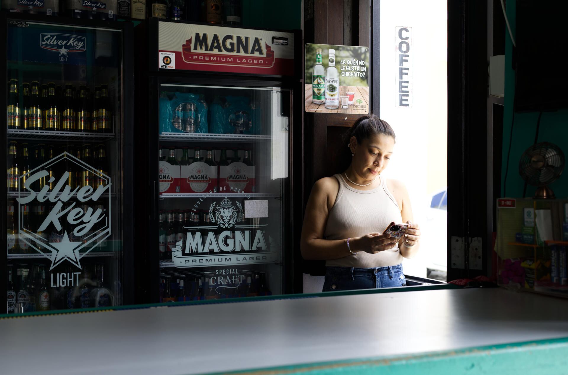 na camarera trabaja en un comercio durante un apagón este miércoles, en San Juan (Puerto Rico). EFE/ Thais Llorca