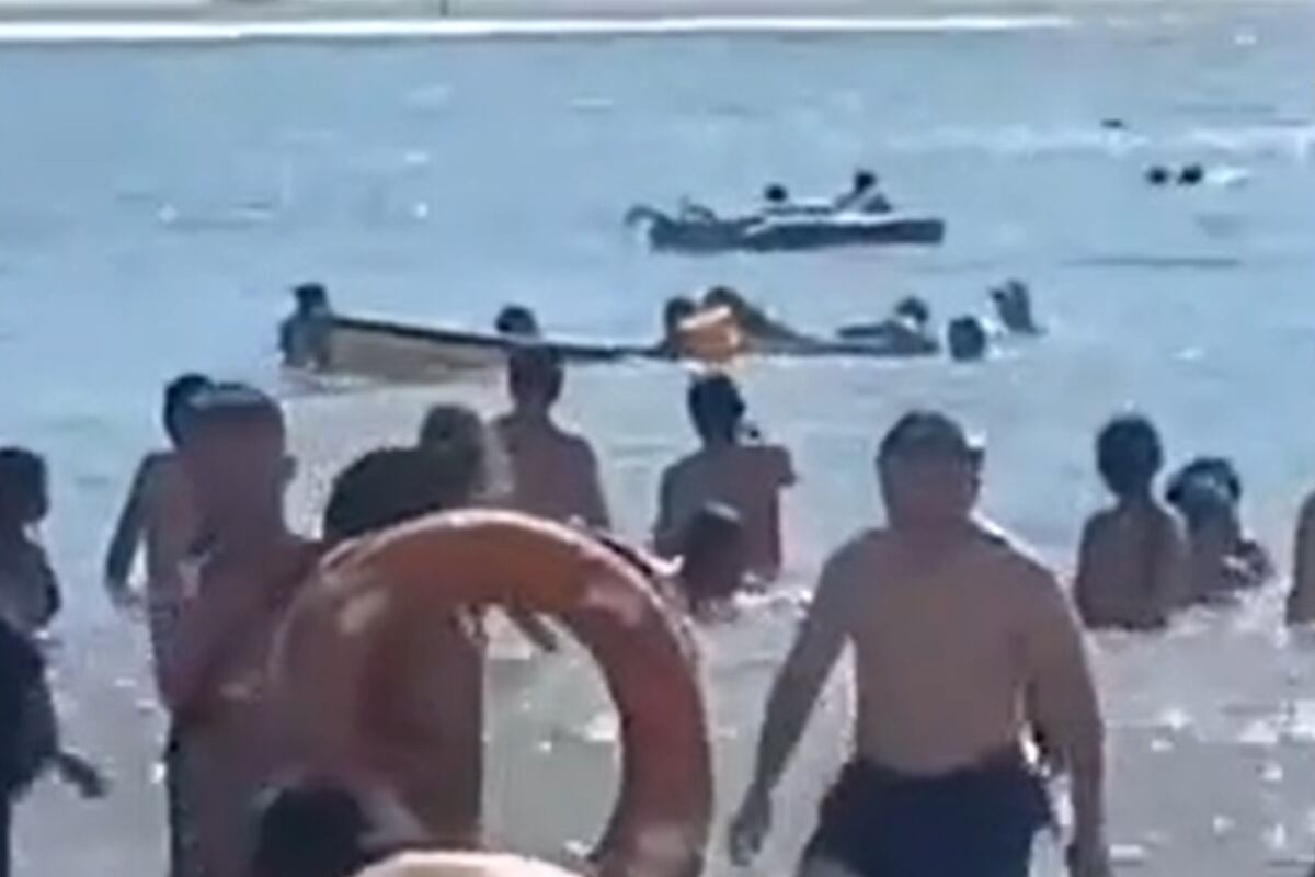 La embarcación llevaba a bordo 14 pasajeros, entre ellos dos niños y dos adultos mayores. (Foto: Captura/Latina)