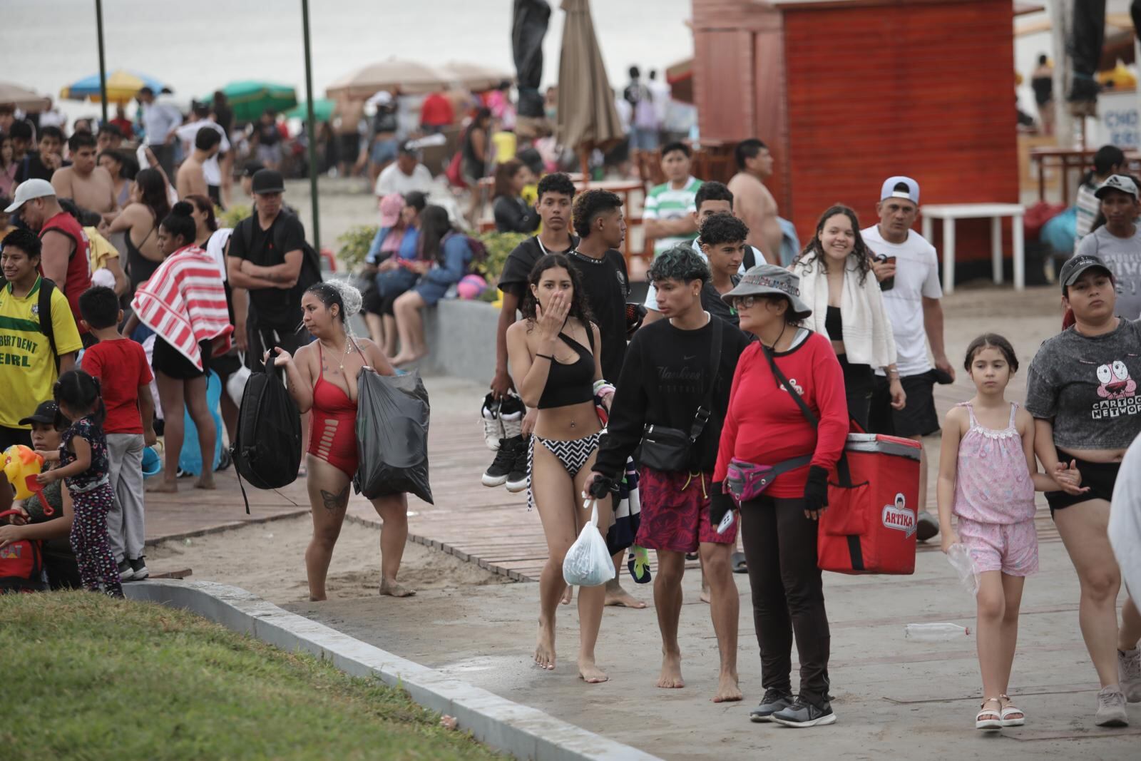 Ocho de cada 10 personas que bajan a la Costa Verde en busca de pasar el día en las playas eligen como destino Agua Dulce. (Foto: Anthony Niño de Guzmán)