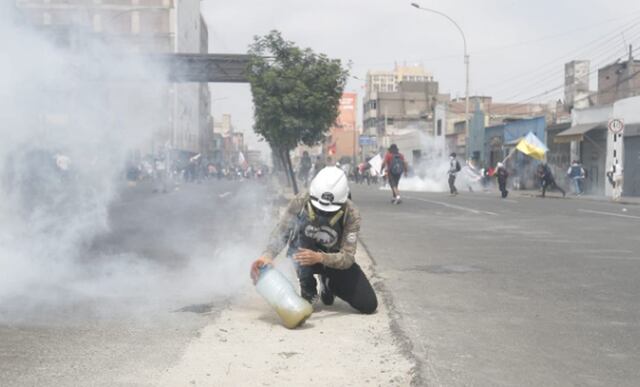 Grupos de manifestantes se enfrentaron con agentes de la Policía Nacional en la intersección de las avenidas Nicolás de Piérola y Abancay, en el Cercado de Lima | Foto: César Campos / @photo.gec