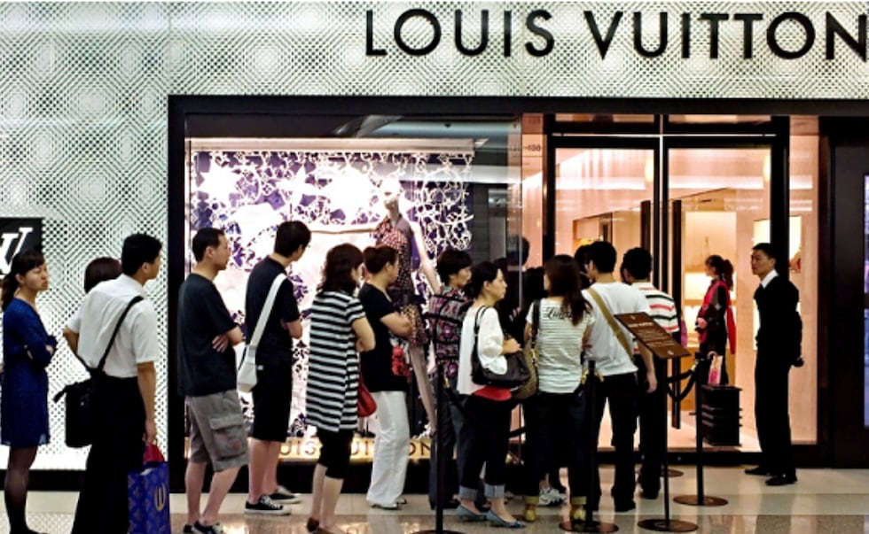La venganza de una mujer contra Louis Vuitton: hizo contar casi 100 mil dólares a los trabajadores, engañó que iba comprar y luego se fue