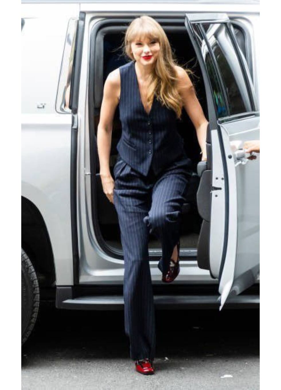 Conforme su música ha ido madurando, también lo hizo su estilo. Además de su lado femenino y romántico, también apuesta por prendas genderless que irradian poder femenino a través de chalecos, blazers y pantalones de sastre.
(Foto: Pinterest)