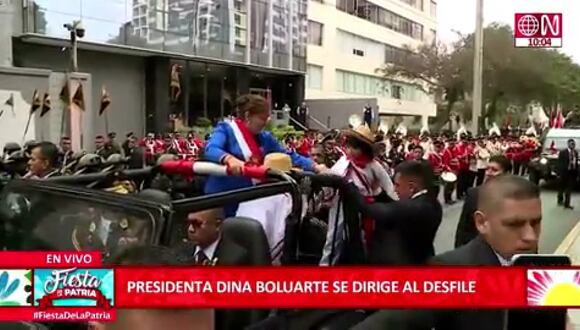 La presidenta Dina Boluarte se tomó fotos con pequeños previo a la Gran Parada Militar. (Foto: América TV)