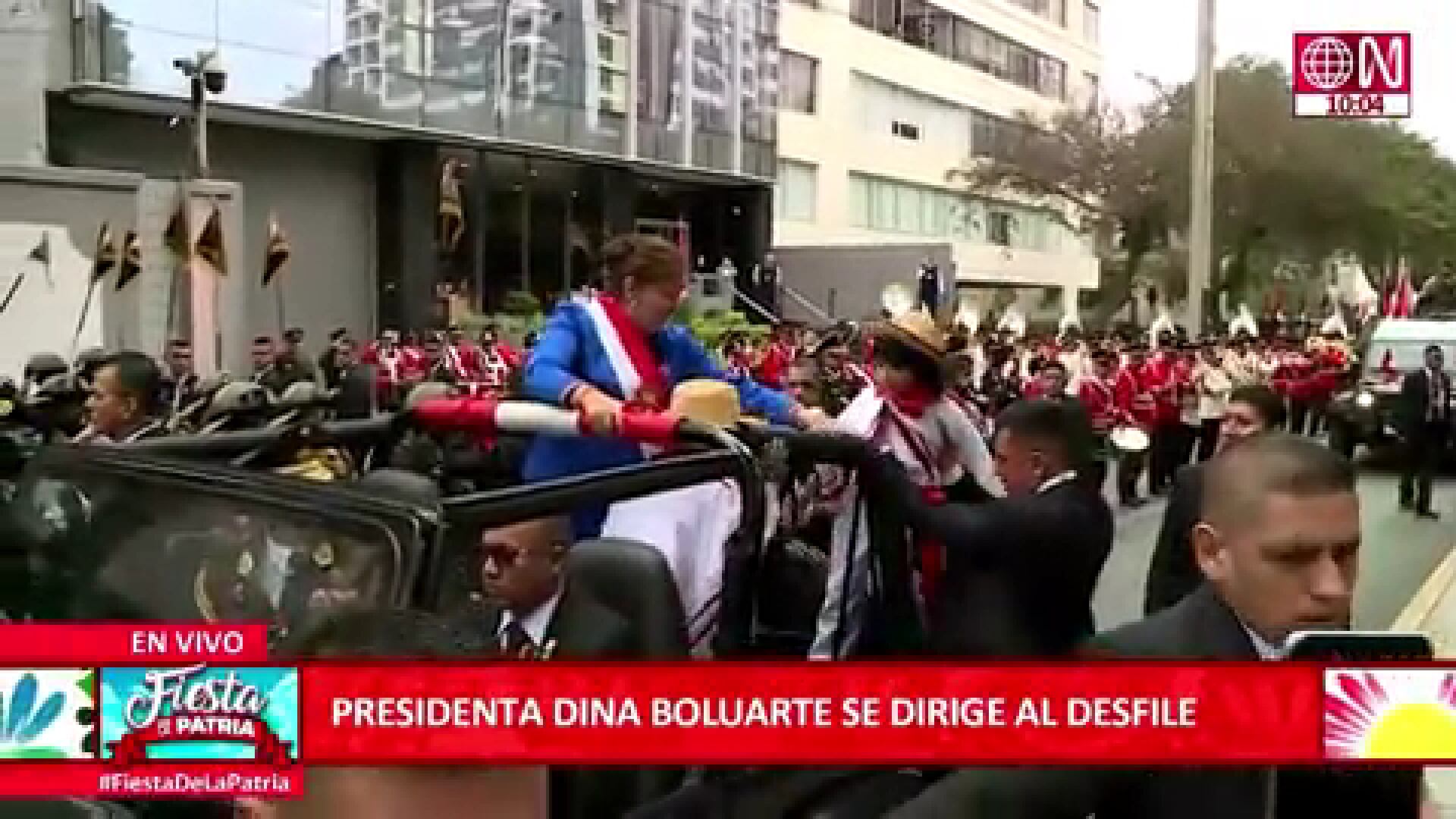 La presidenta Dina Boluarte se tomó fotos con pequeños previo a la Gran Parada Militar. (Foto: América TV)