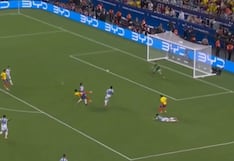 Se acerca Colombia: Jhon Córdoba estrella su disparo en el palo en final de Copa América | VIDEO