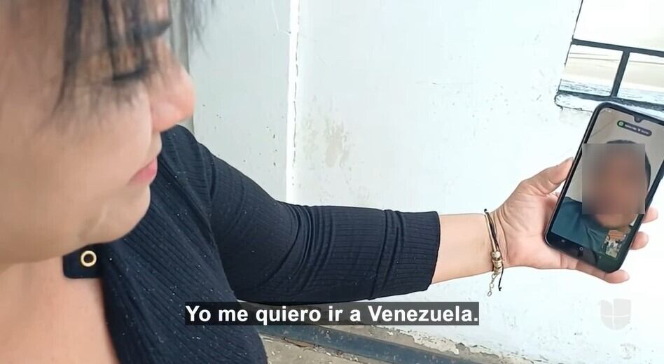 Por el momento, Adelaida solo puede mantener comunicación su hijo de 10 años mediante videollamada. (Crédito: Univision Noticias / YouTube)