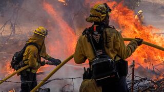 Enorme incendio forestal se propaga con ferocidad en California