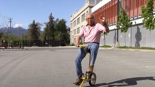 E Mouse, la bicicleta eléctrica con una rueda de 6″ creada por un hombre de 74 años | VIDEO