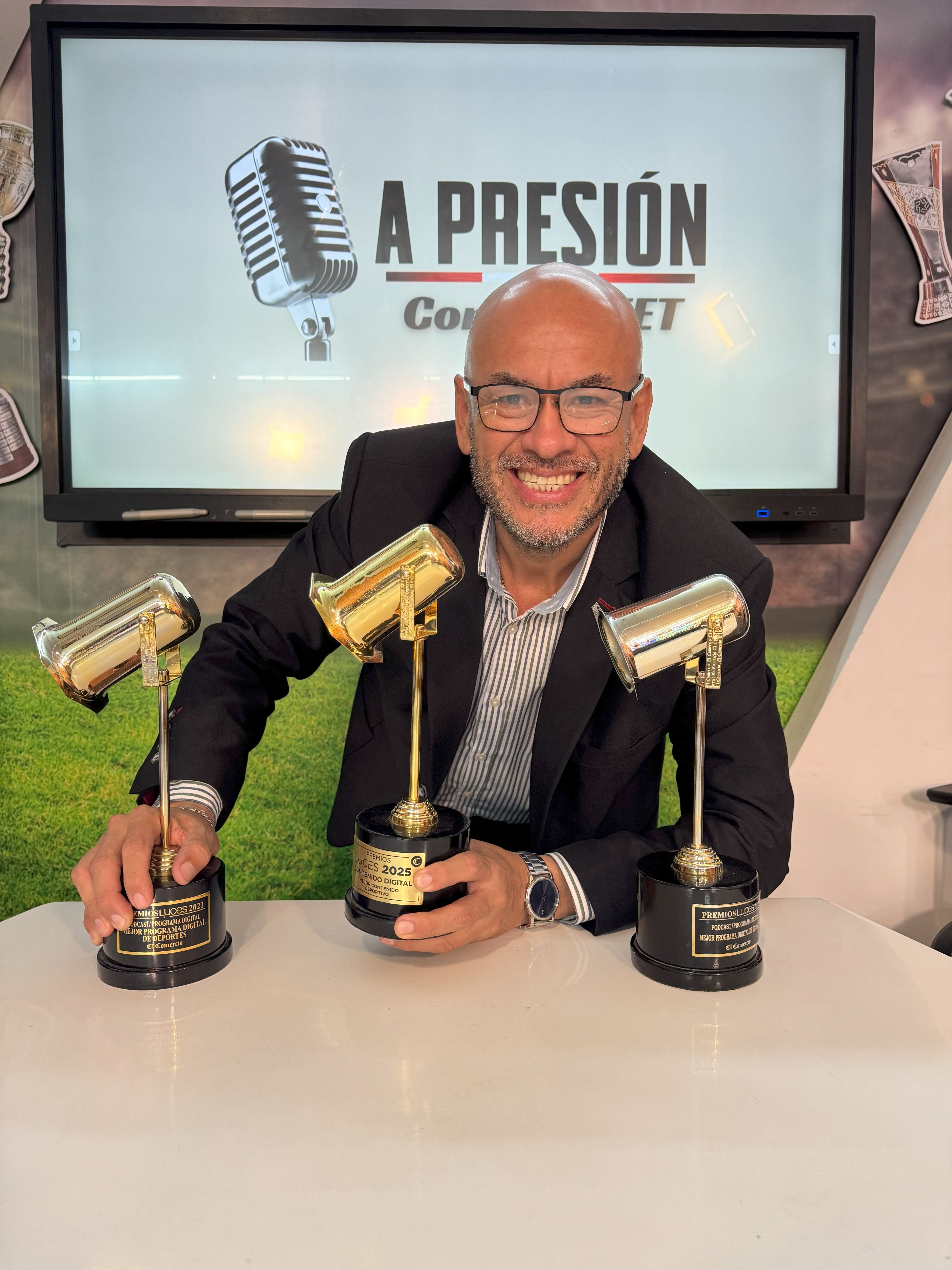 Mr. Peet muestra los tres trofeos obtenidos en los Premios Luces por "A presión". (Foto: archivo personal de Peter Arévalo)