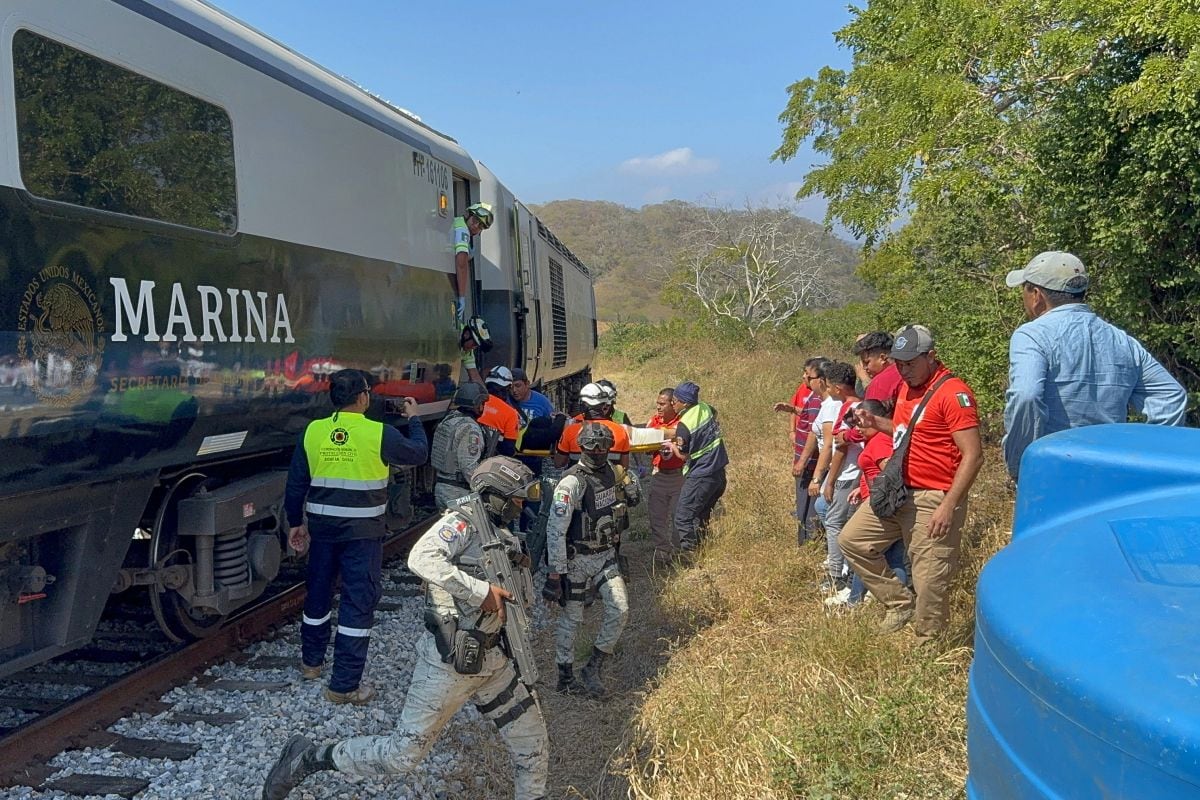 Soldados del Ejército Mexicano y miembros de Protección Civil rescatan a pasajeros del tren Interoceánico que descarriló en la zona de Asunción Ixtaltepec, en su ruta a Oaxaca, México. Al menos 20 personas resultaron heridas. Foto: Rusvel RASGADO / AFP