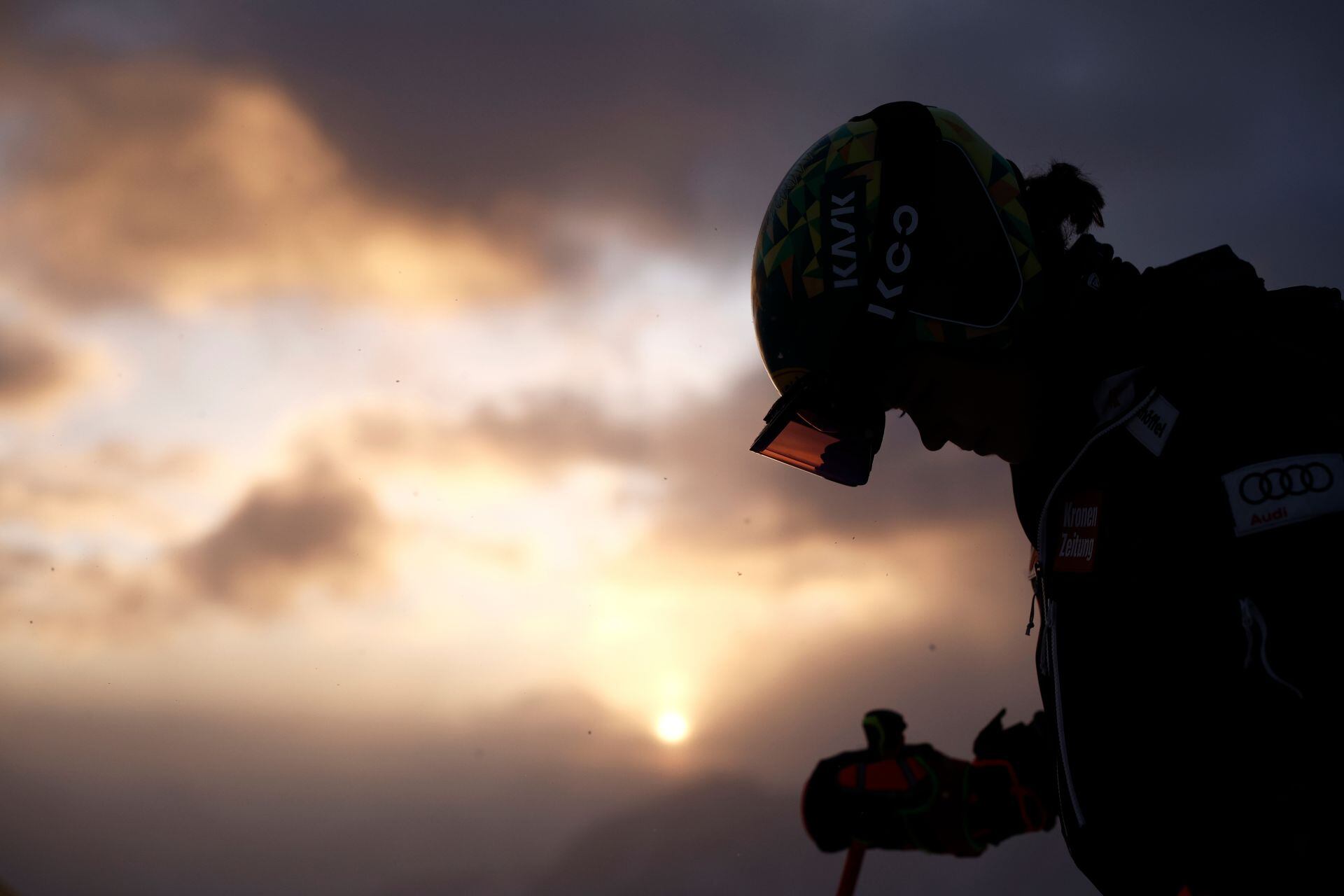 La austriaca Julia Scheib se concentra antes de una prueba de esquí alpino en Soelden, el sábado 25 de octubre de 2025 (AP Foto/Gabriele Facciotti)