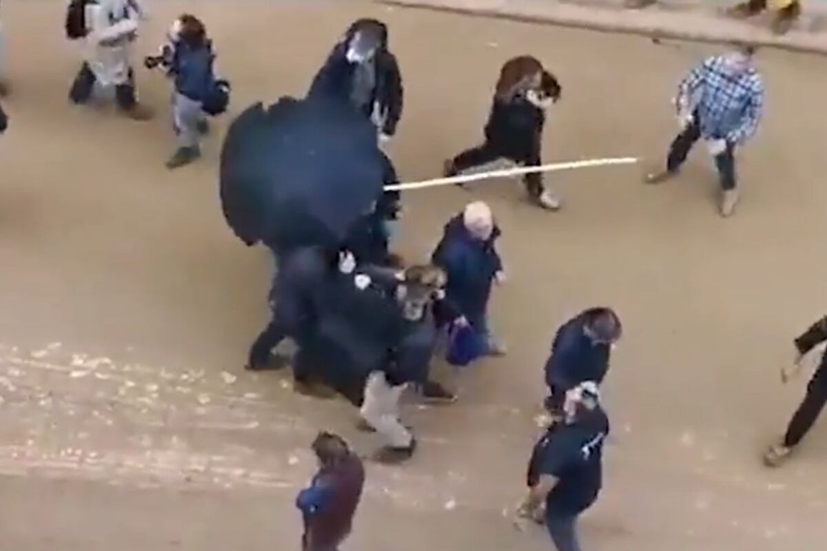 Un palo es lanzado sobre la comitiva que evacúa al jefe de Gobierno español, Pedro Sánchez, del municipio de Paiporta, Valencia, el 3 de noviembre de 2024. (Captura de A Punt)