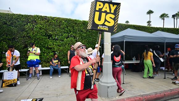 La huelga de guionistas de Hollywood empezó en julio. Meses después, se les unió el Sindicato de Actores. (Foto: Frederic J. BROWN / AFP)