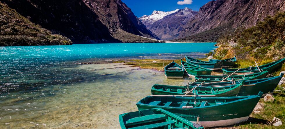 En la encantadora quebrada de Llanganuco, a 3850 m s. n. m., se encuentran las espléndidas lagunas Chinancocha y Orconcocha. Estos espejos celestiales, ubicados en el corazón del Parque Nacional Huascarán, son parada obligatoria para los viajeros en busca de asombrosa belleza natural. Su serenidad y magnificencia te robarán más de un suspiro mientras inmortalizas su esplendor en fotografías inolvidables. (Foto: Sky Perú).