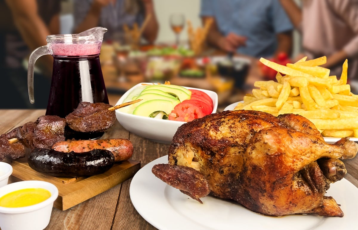 La propuesta navideña de Don Tito incluye palitos de anticucho y chorizo o morcilla (a elección).